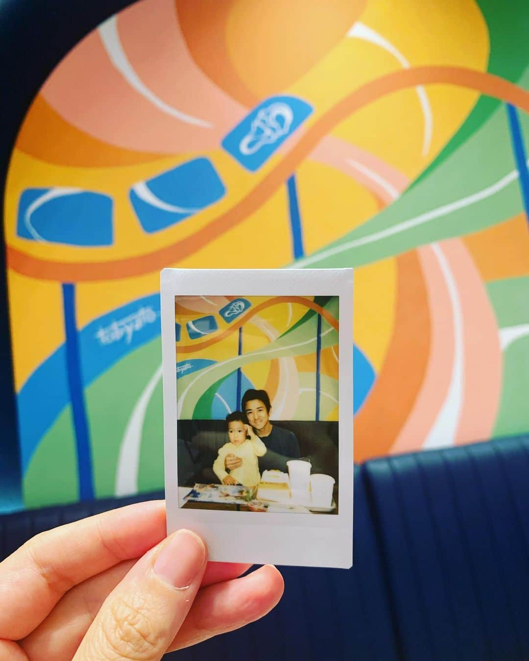 瀬間友里加のインスタグラム：「Happy Father’s Day 👨🏻💓 週末の定番ランチ🍔お店に着いたら写真を撮ってくれたみたい❤️なかなかいい写真☺️ いつもありがとう☺️ #happyfathersday @shakeshacksg #singaporelife #シンガポール生活 #シンガポール在住 #シンガポールライフ」