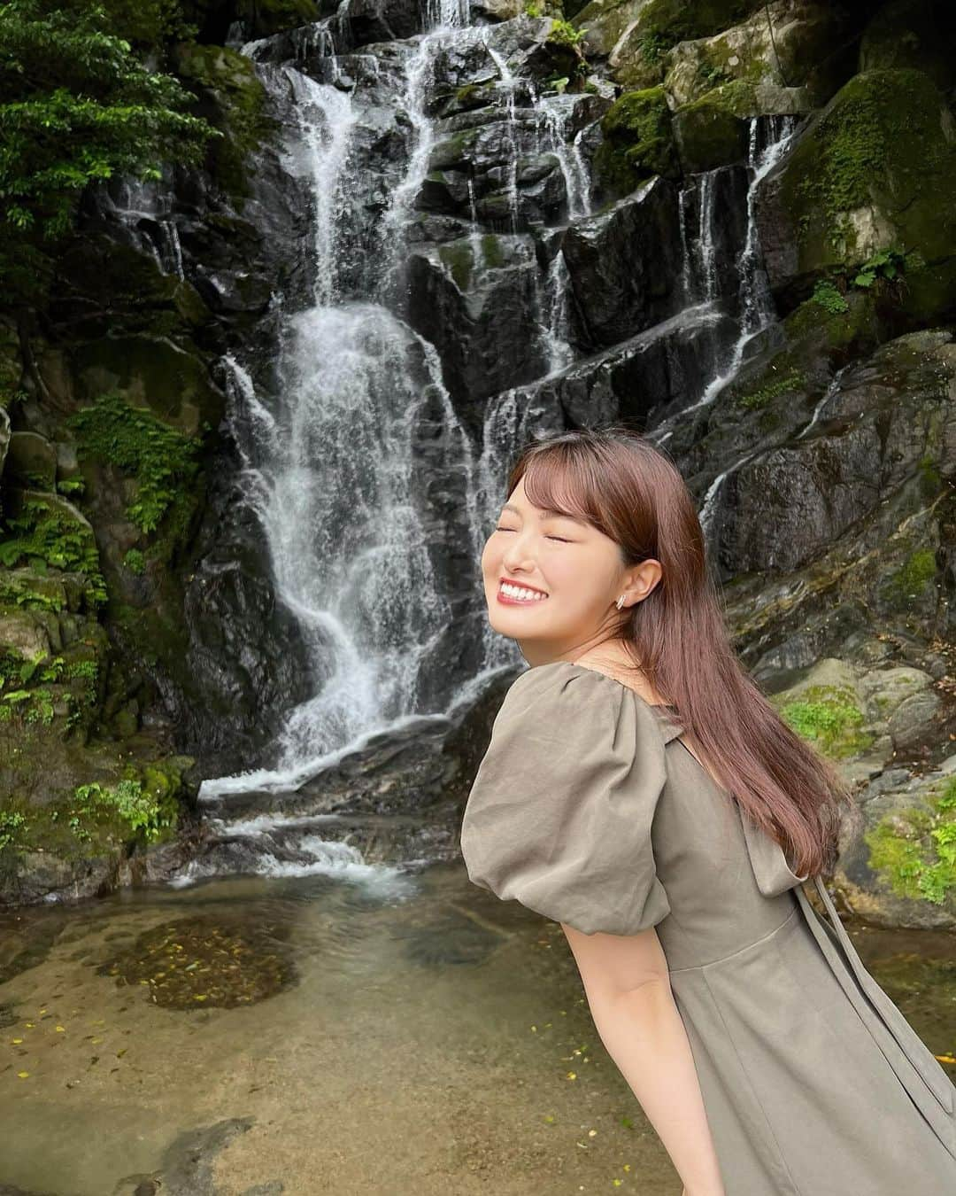 遠野愛のインスタグラム：「2023.06.18 初めて行った白糸の滝！ マイナスイオン〜〜  #滝 #福岡 #福岡観光 #白糸の滝 #糸島 #fukuoka #itoshima」