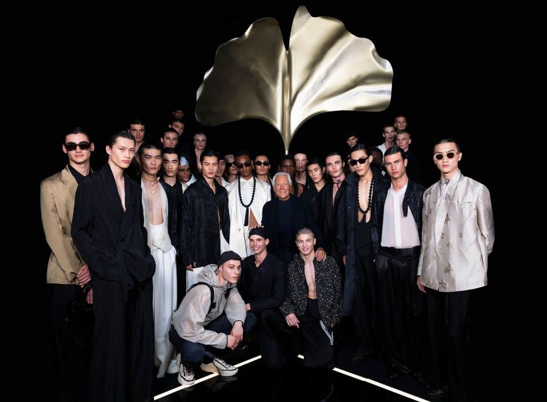 Armani Officialさんのインスタグラム写真 - (Armani OfficialInstagram)「Mr Armani with his models at the Emporio Armani Men’s Spring Summer 2024 fashion show at Armani/Teatro. ⁣#mfw  Credits: @sgpitalia @stefanoguindani」6月18日 16時44分 - emporioarmani