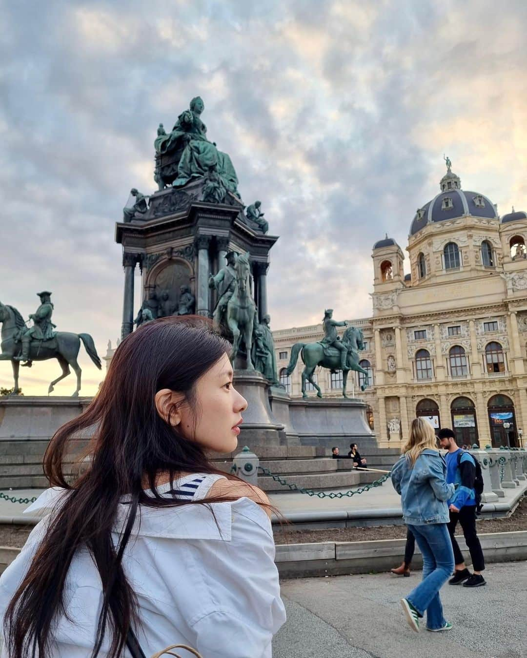 チョン・ソミンのインスタグラム：「쟁여놓은 사진 언제 다 풀지..😌 엄마랑 둘이 버스킹만 세번 본 날 (오스트리아 빈)」