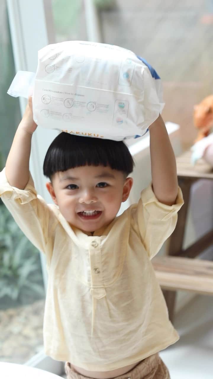 チェルシー・オリビアのインスタグラム：「Setiap hari, ada aja yang bikin aku takjub sama perkembangan Dante ❤️ Sungguh jadi bersyukur kalau aku dapat banyak dukungan dan bantuan membesarkan Dante. Salah satunya dari MAKUKU, yang sejak awal aku percayakan untuk urusan popok Dante.  Sekarang, ada lagi nih yang terbaru, MAKUKU SAP Diapers Slim Care, popok super tipis tapi super nyerapnya. Popok dengan inti struktur SAP yang cepat menyerap dan anti gumpal ini  juga didesain dengan permukaan bertekstur 3D yang mengurangi gesekan dengan kulit. Dante, jadi semakin aman dari yang namanya iritasi kulit dan ruam popok!  #TakutRuamPopokPakaiMAKUKU #MAKUKUAntiGumpal #MAKUKUSuperTipisSuperNyerap #MAKUKUSAPDiapersSlimCare」