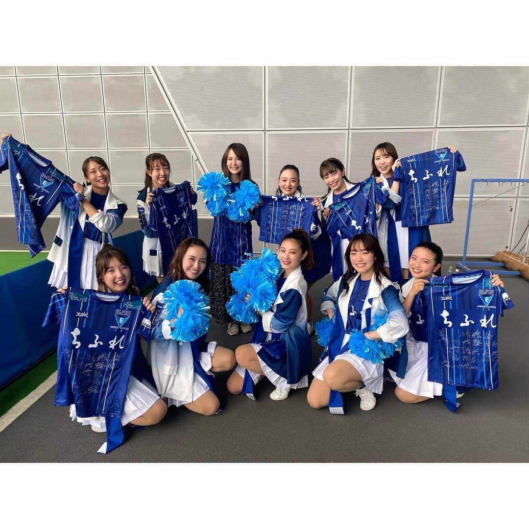 舘谷春香のインスタグラム：「DREAM WONDERLANDのみなさんと写真も撮れた💙🤍💙  選手＆スタッフのみなさんが写真撮ってるのに便乗させてもらった🥹✨ NAGIちゃんとも色んな場面でご一緒させてもらって楽しいシーズンでした💙🤍💙  狭山茶と狭山茶ようかんもいただきました🥹おいしくいただきます🥹✨  選手と一緒に思ってるの感動しちゃった…！DWLさんの華やかなパフォーマンスにすっかりファンです🥹✨  #dreamwonderland #ドリームワンダーランド #ちふれASエルフェン埼玉 #エルフェン #埼玉 #狭山 #公式チアサポーター #マイスタジアムマイホーム #女子サッカー #サッカー女子」