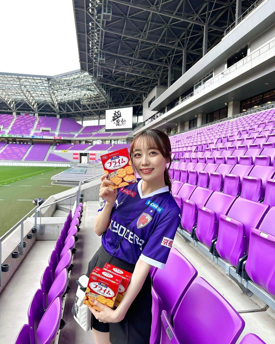 志賀可奈子のインスタグラム：「ルヴァンカップ #FC東京 戦⚽️  この後18時キックオフ！ 勝ってグループ首位通過するぞー！✊🏻🔥  そして今日は京都かしいしょう様によるスペシャルデー！ 来場者プレゼントのサコッシュ、早速使っています🥰  #京都サンガ #ルヴァンカップ」