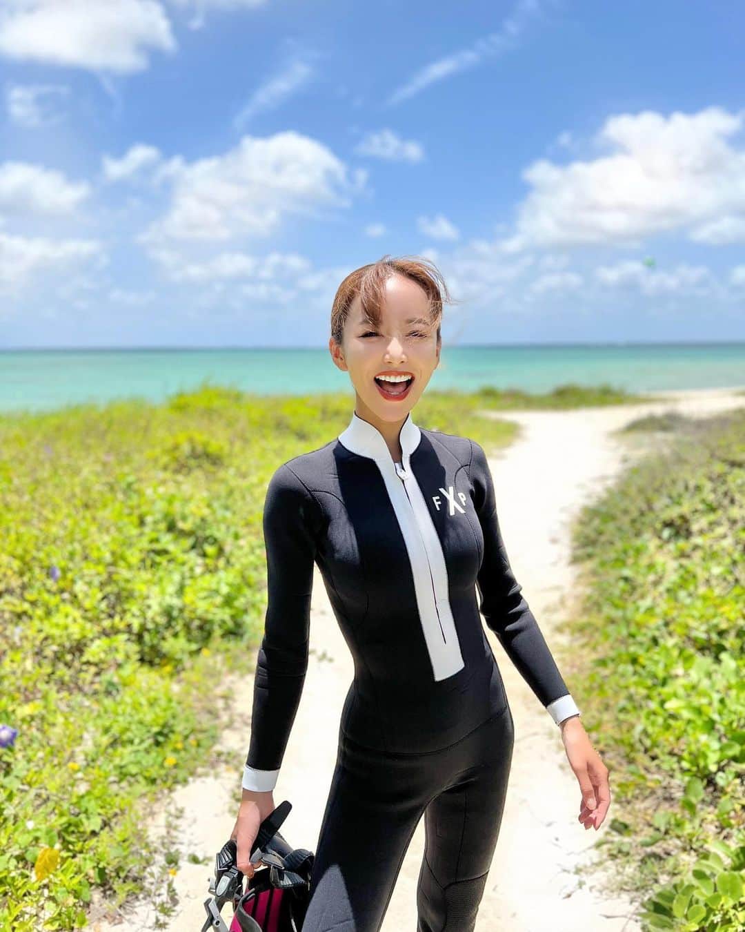 武田静加のインスタグラム：「⁡ ⁡ ⁡ 𝐒𝐜𝐡𝐧𝐨𝐫𝐜𝐡𝐞𝐥𝐢𝐧𝐠🫧 ⁡ ⁡ ⁡ 6時台発行き、最終便で帰る 大満喫した4泊5日の沖縄✈️！ ⁡ このうち3日が潜りたいがテーマ！笑 毎日カメラマンさんに教えてもらった情報と 自分で調べたネット情報と 結果感覚で選んだビーチ⛱️ ⁡ ⁡ どこも人が少ない、いない場所で楽しかった！ ⁡ ⁡ ⁡ ⁡  ⁡ ⁡ 遠くの岩までいってみよう！ サンゴが見えるところまでいってみよう！ ⁡ あっちこっちを自由に過ごせる場所で 3.4mくらいは潜れてたかな👅 シュノーケルなんだけど、素潜りみたいな感じ 1呼吸でどれだけ潜れるかが楽しい！ ⁡ ⁡ ⁡ 潜った後の髪が絡まる感じ、海の香り 時間で変わる潮の満ち引き 大自然を大冒険してる時のワクワク感がたまらない 同じ感覚を持ってる人は大人になると少なくて 変と言われど、人生心が動く事を優先すべきだと思うから 私の楽しいを優先にした旅行になりました✈️🩷 ⁡ ⁡ ⁡ ⁡ #okinawa#沖縄#素潜り#シュノーケル」