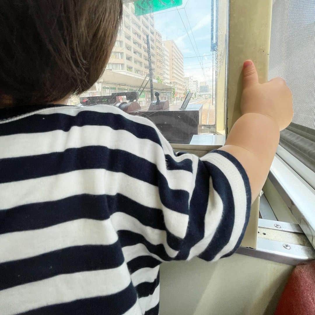 kumiさんのインスタグラム写真 - (kumiInstagram)「弾丸広島旅🍁  路面電車に大興奮な息子を見てほっこり☺️☺️ 見つけるとお目目がキラキラ。 指差ししてテンションmax♡👦🏻  観光して、美味しいご飯とお酒、珈琲を堪能して。 とっても癒された旅でした。  お気に入りのtopsはroomに♡」6月18日 16時46分 - 93_0920