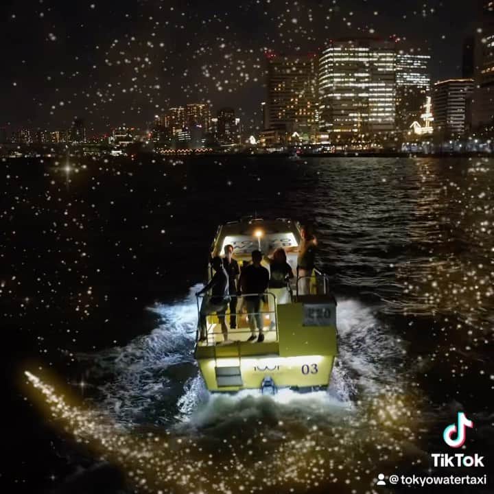 TOKYO WATER TAXIのインスタグラム：「東京は光と水の街 ー あなたは遠くから眺めるだけですか？ 自ら光を放ちながら、夜の隅田川を駆け抜けましょう。  https://marine-taxi.horai.sv/tokyo-water-taxi Bay zone cruiseとRiver runway cruiseでお楽しみいただけます。  東京是一座光與水的城市 從遠處觀看？ 在夜晚的隅田川上點亮自己的燈光。 請選擇灣區遊船或河上遊船。  도쿄는 빛과 물의 도시 멀리서 보시나요? 밤의 스미다강에 나만의 빛을 비춰보세요. 베이 존 크루즈 또는 리버 런웨이 크루즈 중에서 선택하세요.  @tokyowatertaxi  @watertaxiosaka  @suitaku0701  #tokyo #watertaxi #tokyowatertaxi #bayzone #riverrunway #watertaxi_japan」