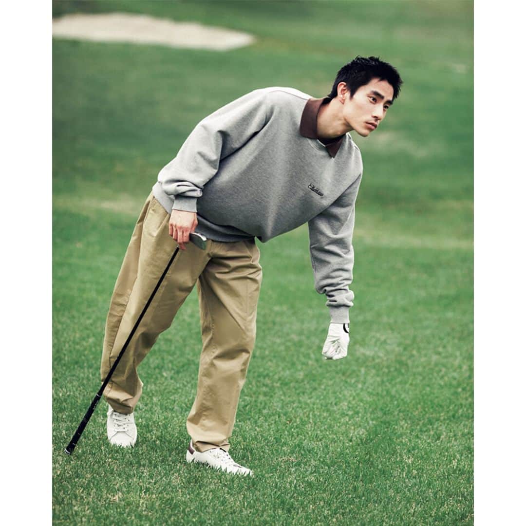 UOMOさんのインスタグラム写真 - (UOMOInstagram)「おしゃれな大人が選ぶべき最新ゴルフウェアBEST14  文化系男子は見た目第一。ゴルフブランドを取り入れつつも、いつものスタイルの延長線で楽しめるオシャレで遊び心のあるゴルフウェアを集めました。  ■CLUBHAUSの襟付きスウェットとツータックパンツ ■adidas Golfの「スタンスミス ゴルフ」  【いいとこどりなスウェットとチノパンで】 いつものスウェットで気軽にゴルフを楽しみたい。そんな気分にマッチする一着を大阪発のゴルフウェアショップ「クラブハウス」のオリジナルで見つけた。なんとクルーネックのスウェットに襟がついており、重ね着の必要がないのだ。往年のゴルファーをイメージして作られた、同じくクラブハウスのパンツは、腰まわりにツータックが入ったゆったりしつつも上品なチノパン。カジュアルなアメカジのように見えて、ゴルフシーンにフィットする着こなしだ。  スウェット￥18,700・パンツ￥17,600／CLUBH AUS　スニーカー（オープン価格）／アディダスゴルフ（アディダス ジャパン）  #ゴルフウェア #CLUBHAUS #adidasGolf #スタンスミスゴルフ #uomo #uomo_magazine #webuomo」6月18日 17時00分 - uomo_magazine