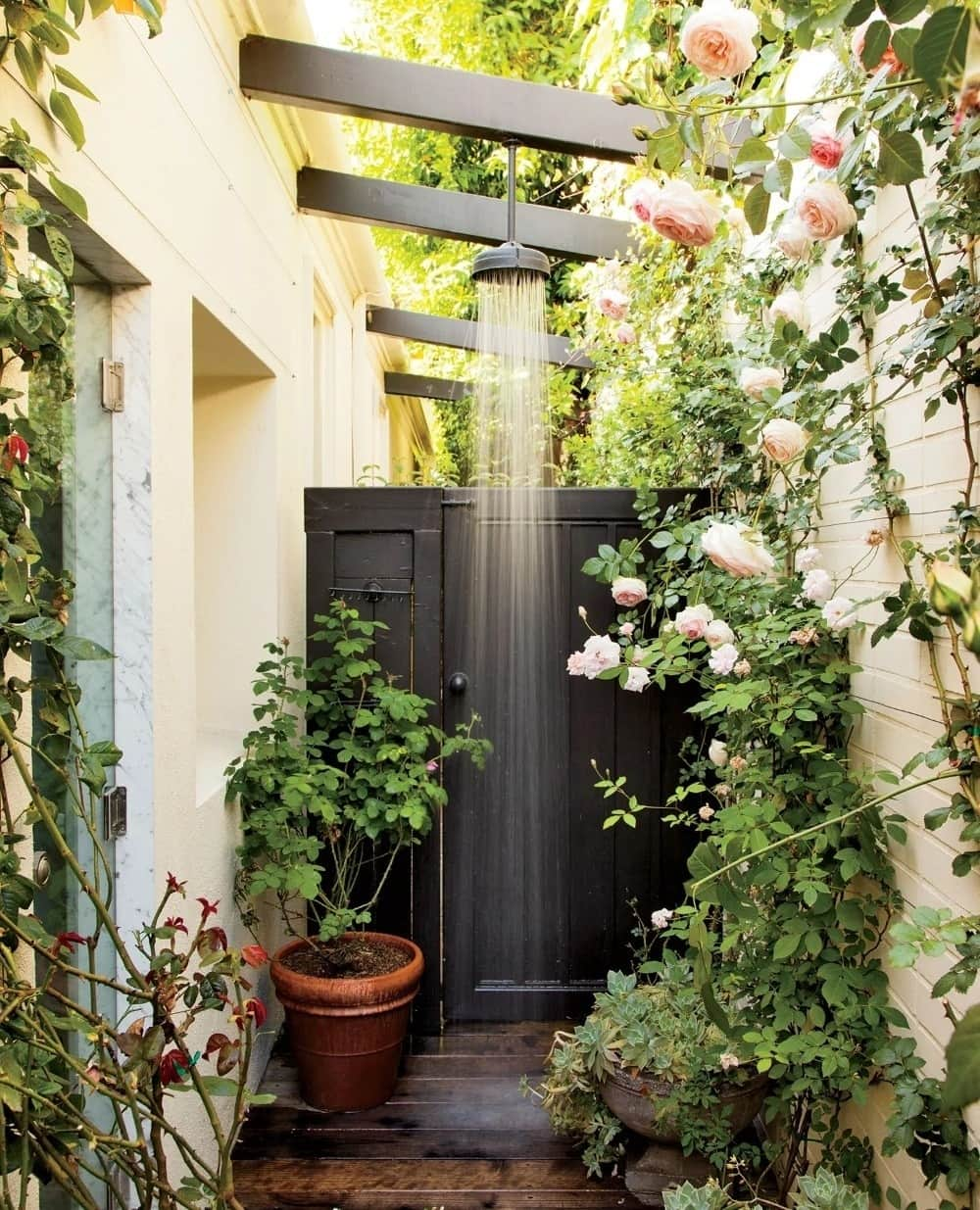 Neal's Yard Remediesのインスタグラム：「No bath? No problem..... #SundaySoak, ✨SHOWER EDITION✨⁠ ⁠ Who says you need a tub to relax? In the summer months, there's nothing quite like enjoying an outdoor shower to refresh and unwind. ⁠ ⁠ What's your favourite way to relax without the tub during summertime? Share your go-to methods in the comments below and let's inspire each other to make the most of this season! 💙⁠」