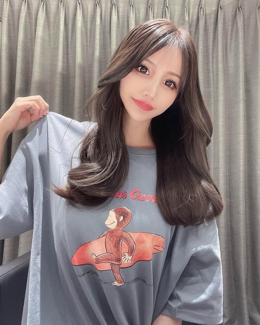 ひよこ先輩のインスタグラム：「🐒 アベイルさんから商品提供してもらった ユニバーサル×アベイルコラボの おさるのジョージ 半袖Tシャツ😍👕 価格 1,500＋税 ジョージ好きなんだよな🐒❤️ アベイルさん店舗とアベイルオンラインストアで 購入できるみたいだよ🥰 . 👕:@gravail #avail #アベイル　#今を着る #ユニバーサル　#PR」