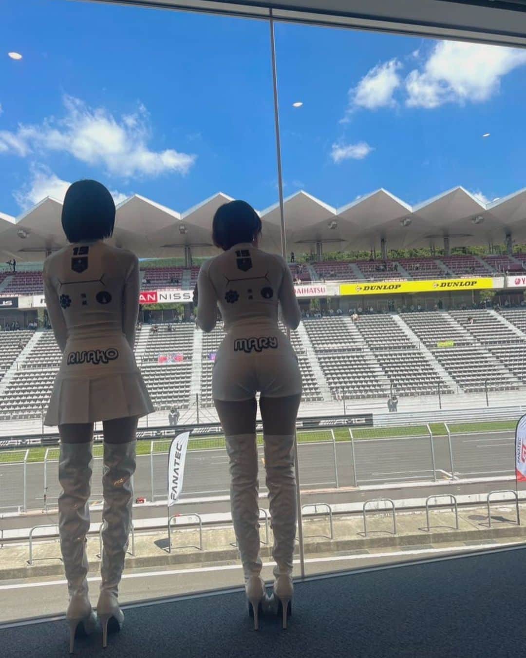 藤井マリーさんのインスタグラム写真 - (藤井マリーInstagram)「FANATEC GT World Challenge Asia Powered by AWS Round.3🏁  🤝The Spirit of FFF Racing 19号車 ランボルギーニ・ウラカンGT3 EVO ドライバー: 濱口弘選手／大蔵峰樹選手  予選では両日クラス内１位からのスタート予定でしたが、 決勝1ではスタートドライバー大蔵選手がグリッド整列のためピットを出る際にクラッチが切れず、悔しくも決勝を走ることなくリタイヤとなってしまいました🥺🥺  それから翌日の決勝２に挑むため メカニックさんの底力💪でマシンを見事に修復！！  決勝２では無事にグリッドに着き スタートを切ることができた19号車でしたが 序盤にレーシングアクシデントが発生。  富士のストレートで他マシンと順位争いの末接触し、大きなクラッシュに巻き込まれてしまいました… ポツンと１コーナー角にマシンが止まりリタイアとなりました。  ドライバーの濱口選手は無事ではありましたが、前日走れなかった分もパワー全開で走り切る思いだったため悔しい結果となりました🥺🥺  レース結果は残念ではありましたが、この二日間私たちと一緒にチームを応援してくださった皆様との交流の時間やオフ会などはとても盛り上がったので楽しい時間も過ごすことが出来ました👏  皆さんとの絆とチーム愛も一段と強くなった週末でした！ 次は七月の鈴鹿戦と茂木戦ではみんなで笑いあえますように🫶  #reap #uplift #dormyinn #lamborghini #GTWorldChAsia  #FanatecGT #レースクイーン #藤井マリー #ランボルギーニ #ランボルギーニウラカン  #富士スピードウェイ #bodycondress」6月18日 16時53分 - fujimary_6