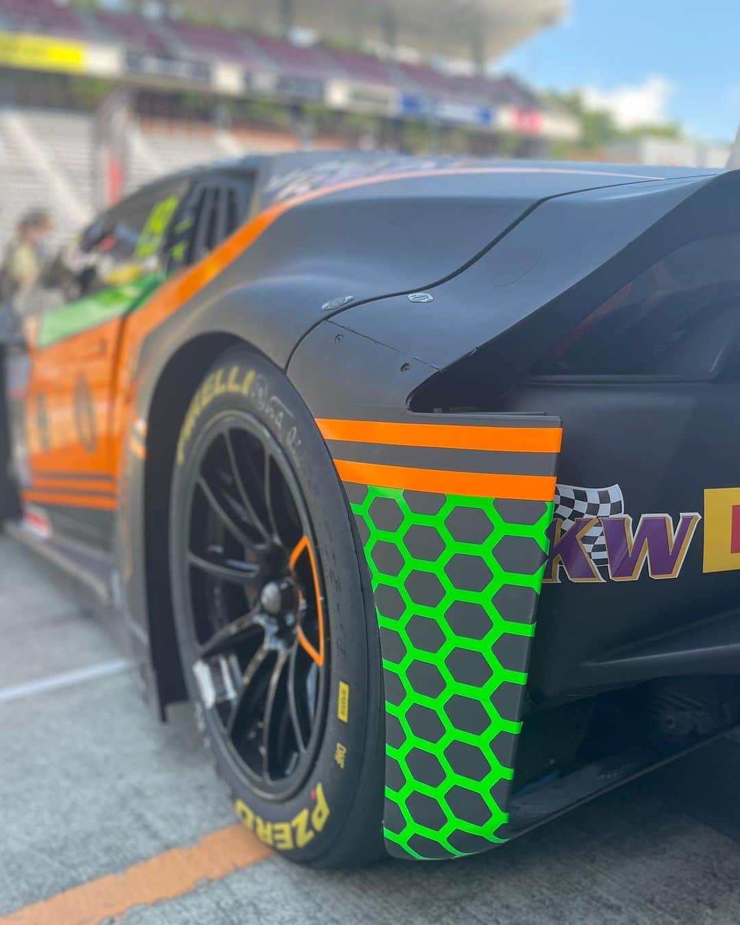 藤井マリーさんのインスタグラム写真 - (藤井マリーInstagram)「FANATEC GT World Challenge Asia Powered by AWS Round.3🏁  🤝The Spirit of FFF Racing 19号車 ランボルギーニ・ウラカンGT3 EVO ドライバー: 濱口弘選手／大蔵峰樹選手  予選では両日クラス内１位からのスタート予定でしたが、 決勝1ではスタートドライバー大蔵選手がグリッド整列のためピットを出る際にクラッチが切れず、悔しくも決勝を走ることなくリタイヤとなってしまいました🥺🥺  それから翌日の決勝２に挑むため メカニックさんの底力💪でマシンを見事に修復！！  決勝２では無事にグリッドに着き スタートを切ることができた19号車でしたが 序盤にレーシングアクシデントが発生。  富士のストレートで他マシンと順位争いの末接触し、大きなクラッシュに巻き込まれてしまいました… ポツンと１コーナー角にマシンが止まりリタイアとなりました。  ドライバーの濱口選手は無事ではありましたが、前日走れなかった分もパワー全開で走り切る思いだったため悔しい結果となりました🥺🥺  レース結果は残念ではありましたが、この二日間私たちと一緒にチームを応援してくださった皆様との交流の時間やオフ会などはとても盛り上がったので楽しい時間も過ごすことが出来ました👏  皆さんとの絆とチーム愛も一段と強くなった週末でした！ 次は七月の鈴鹿戦と茂木戦ではみんなで笑いあえますように🫶  #reap #uplift #dormyinn #lamborghini #GTWorldChAsia  #FanatecGT #レースクイーン #藤井マリー #ランボルギーニ #ランボルギーニウラカン  #富士スピードウェイ #bodycondress」6月18日 16時53分 - fujimary_6