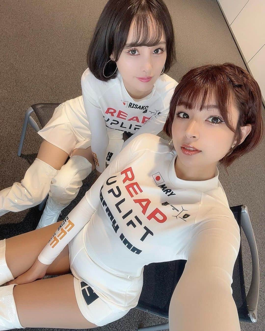 藤井マリーさんのインスタグラム写真 - (藤井マリーInstagram)「FANATEC GT World Challenge Asia Powered by AWS Round.3🏁  🤝The Spirit of FFF Racing 19号車 ランボルギーニ・ウラカンGT3 EVO ドライバー: 濱口弘選手／大蔵峰樹選手  予選では両日クラス内１位からのスタート予定でしたが、 決勝1ではスタートドライバー大蔵選手がグリッド整列のためピットを出る際にクラッチが切れず、悔しくも決勝を走ることなくリタイヤとなってしまいました🥺🥺  それから翌日の決勝２に挑むため メカニックさんの底力💪でマシンを見事に修復！！  決勝２では無事にグリッドに着き スタートを切ることができた19号車でしたが 序盤にレーシングアクシデントが発生。  富士のストレートで他マシンと順位争いの末接触し、大きなクラッシュに巻き込まれてしまいました… ポツンと１コーナー角にマシンが止まりリタイアとなりました。  ドライバーの濱口選手は無事ではありましたが、前日走れなかった分もパワー全開で走り切る思いだったため悔しい結果となりました🥺🥺  レース結果は残念ではありましたが、この二日間私たちと一緒にチームを応援してくださった皆様との交流の時間やオフ会などはとても盛り上がったので楽しい時間も過ごすことが出来ました👏  皆さんとの絆とチーム愛も一段と強くなった週末でした！ 次は七月の鈴鹿戦と茂木戦ではみんなで笑いあえますように🫶  #reap #uplift #dormyinn #lamborghini #GTWorldChAsia  #FanatecGT #レースクイーン #藤井マリー #ランボルギーニ #ランボルギーニウラカン  #富士スピードウェイ #bodycondress」6月18日 16時53分 - fujimary_6