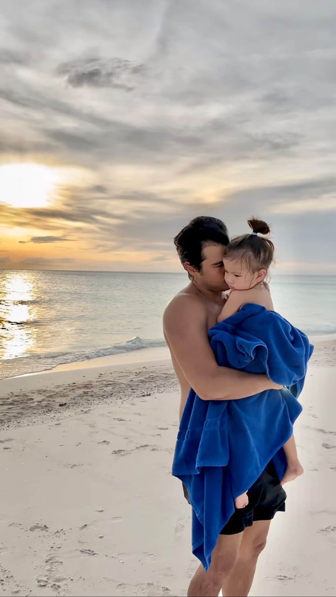 アン・カーティスのインスタグラム：「Fatherhood has brought out a smile I’ve never seen, a laughter I’ve never heard, a new side of you that I love to admire as I watch all these magical moments unfold every single day ✨ We love you papa. Happy Father’s Day @erwan 🦖」