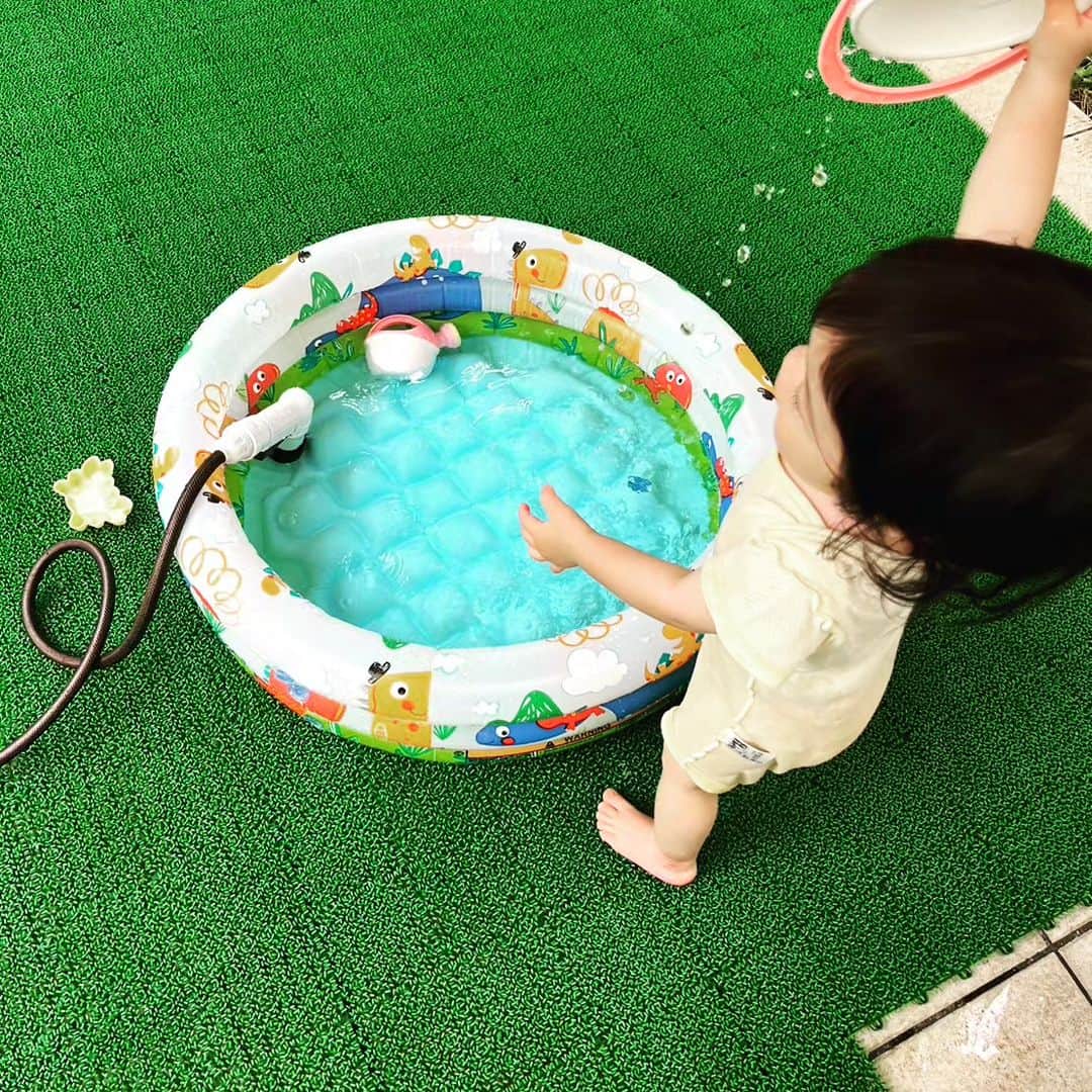 門倉貴史さんのインスタグラム写真 - (門倉貴史Instagram)「今日はめっちゃ暑かったので、自宅でプール開きしましたっ❗  娘は人生初プールでテンション爆睡上がり(笑)🔰  イエーイ🤓😘イエーイ🤓😘イエーイ🤓😘  #赤ちゃんのいる生活 #自宅でプール #プール開き」6月18日 17時09分 - takashikadokura