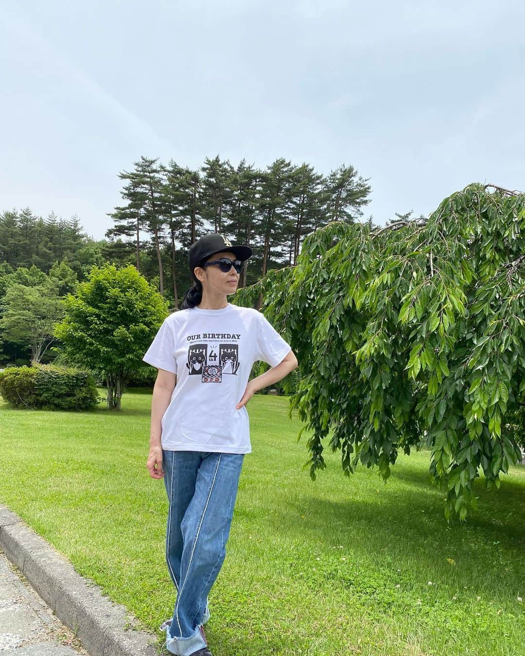 藤あや子のインスタグラム：「新作のマルオレTシャツを着て 英気を養いに八ヶ岳に来ました🗻  愛車でのドライブはやっぱり最高の気分転換になりますね🚙💨  美味しい空気をたくさん吸って寿命延び延びで~す🫰🏻  #八ヶ岳 #ドライブ #マルオレチャリティーTシャツ」