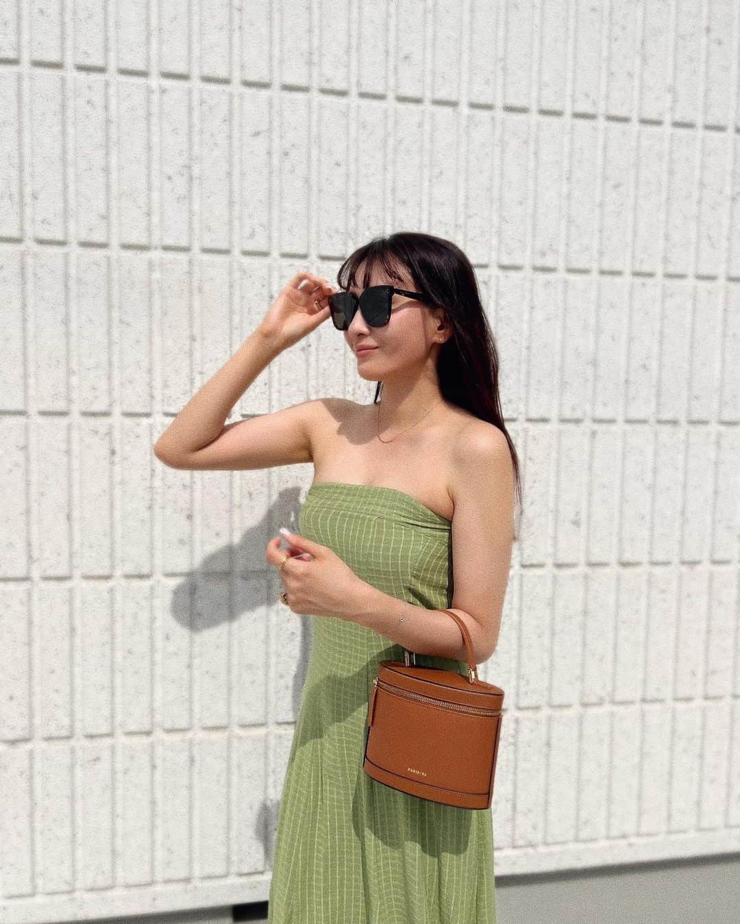 のインスタグラム：「♡ #ootd 🕶⸒⸒ @gentlemonster  👗. @libjoie  👜︎⸝‍⋆ @paris64world   このベアワンピ トーってもお気に入り‪👍🏻 ́-‬ 暑い日に最高‪🫶🏻🤍 そしてずり落ちてこない😲!!  バッグはミニサイズが可愛くてこれまたお気に入り♡ ショルダーにも出来る( ¨̮ ) . . . #今日のコーデ #libjoie #paris64 #gentlemonster #ミニバッグ #ベアワンピ #ロングヘア #夏コーデ   #大人カジュアル #カジュアルコーデ #大人可愛い #カジュアルコーデ #アラサーコーデ  #アラサー女子 #前髪」