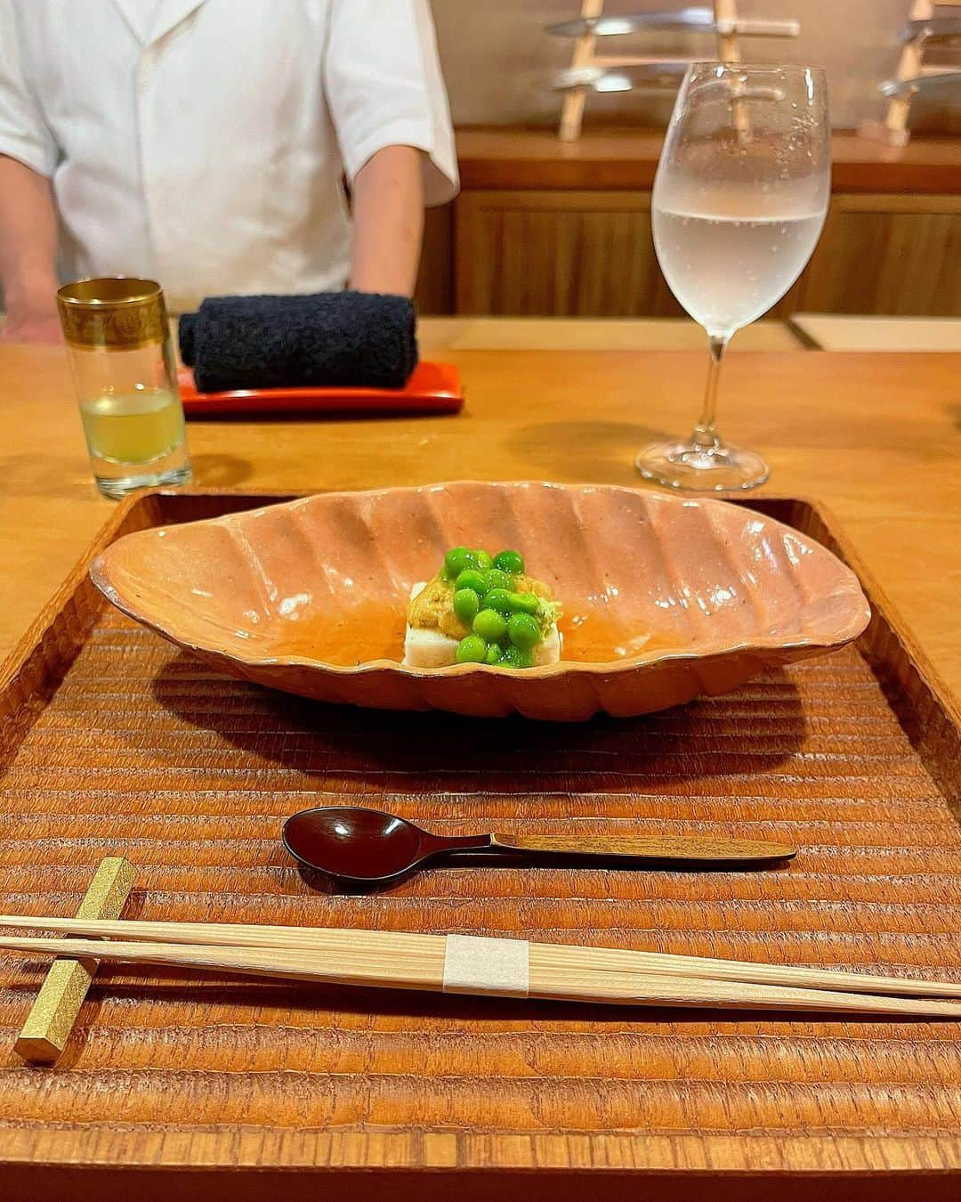 百合華さんのインスタグラム写真 - (百合華Instagram)「京都祇園にある超予約困難なミシュラン二つ星の和食割烹『祇園 大渡』にてお祝いディナータイム✨✨✨  #祇園の夜はやっぱり素敵   カウンター席へ御案内して貰いお客様への真心とお料理に対する愛情を五感で感じる事が出来る大将お任せディナーコースを頂きました😋💕  #旬の食材には今必要な栄養素が豊富   大将の魂を感じられる身体に染み渡る繊細で優しいお出汁を堪能出来るお椀物や食材の持つ其々のエネルギーを活かした逸品料理の数々に感動いたしました💖  #大将の魂のお料理の数々   #美味しいお料理は人を幸せにする   贅沢な至極コース料理の続きは次回UP致します💋  #japan #日本 #kyoto  #京都 #祇園街 #京都祇園 #祇園ディナー #michelin2stars  #ミシュラン二つ星  #日本料理の名店  #超予約困難店  #祇園大渡 #お出汁 #厳選食材 #旬食材料理  #繊細な味わい #生命のエネルギー #エネルギーを食べる  #食を通じて笑顔をつなぐ  #おもてなしの心を学ぶ  #魂を感じる料理人  #逸品料理の数々 #鍛錬の贈り物 #料理人の心 #美食 #美食家」6月18日 17時03分 - yurika.lovelily