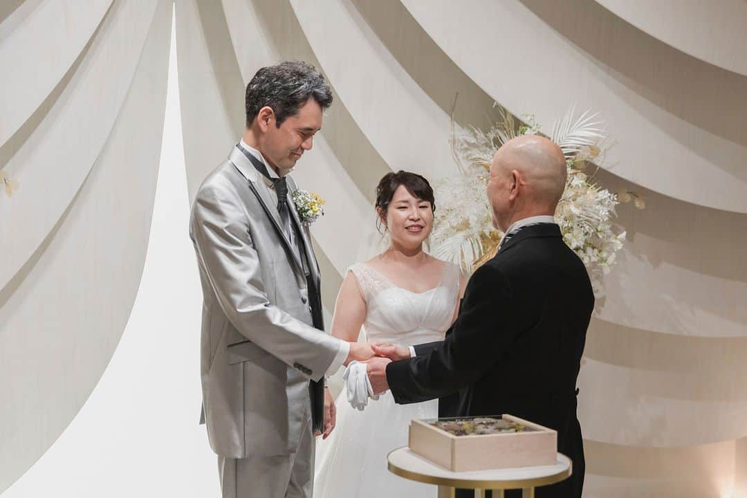 【公式】小さな結婚式さんのインスタグラム写真 - (【公式】小さな結婚式Instagram)「. @petit.wedding をフォローしてね♩ #小さな結婚式 をつけてのお写真投稿も大歓迎です♡ こちらの公式IGでリグラムさせていただきます＊ . 今日まで娘である花嫁さまを 大切に育て、守ってきたお父さま・・・  そんなお父さまからご新郎さまに 花嫁さまを守る役割をバトンパスする瞬間。  感動的な演出に 目頭を熱くするゲストもいらっしゃいます。  本日は父の日です。 みなさま大好きなお父さまに 日頃の感謝の気持ちを 伝えることはできましたか？  せっかくの機会です！ 普段は照れて伝えられない感謝の気持ちを 言葉で表現してみてはいかが？ . >>#小さな結婚式福岡店 . ——————— #petitwedding #ラヴィファクトリー #前撮り #結婚式 #プレ花嫁 #卒花 #家族婚 #少人数結婚式 #ウェディング #wedding #bridal #weddingdress #花嫁 #挙式 #結婚式準備 #式場探し #日本中のプレ花嫁さまと繋がりたい #結婚式の思い出に浸る会 #結婚準備 #福岡花嫁 #ウェディングフォト #花嫁コーディネート #チャペル #大聖堂 #バージンロード #感動 #挙式演出 #父の日」6月18日 17時05分 - petit.wedding