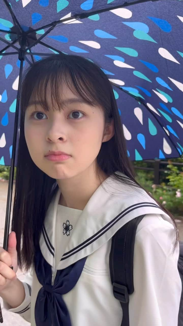 村山千夏のインスタグラム：「こんばんは。 雨が降ってもお気に入りの傘を使うと気分がルンルンです。  Good evening． Even if it rains, using your favorite umbrella will make you feel good．  #jk#ljk#jk3#女子高校生#女子高生#05#05line#17歳#17yearsold #セーラー服#制服#制服jk #fyp#foryoupage」