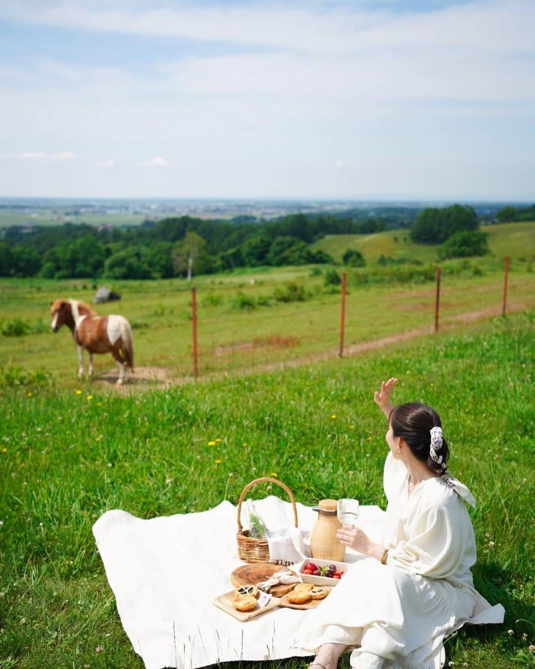 sayoko_betseyさんのインスタグラム写真 - (sayoko_betseyInstagram)「farm picnic🧺🐴 ⁡ 近くで美味しいパイを買って、見晴らしの良い場所でピクニック ⁡ 馬とか羊もなんだなんだと見に来るけど、 餌はないと分かると、またふらりと広い牧場の彼方へ行ってしまった ⁡ ⁡ @ma0na2mi ちゃんが子供の頃遊びに来ていた思い出の牧場らしい🐴 こんな絶景が広がってて、動物ものびのび暮らしてて、人も少ないからのんびり 北海道生活の魅力は尽きない ⁡ #farmpicnic #picnic #hokkaido #naganuma #北海道 #長沼 #ハイジ牧場 #初恋 #初恋ロケ地 #ピクニック #牧場 #牧場ピクニック #週末野心 #北海道に恋してる」6月18日 17時07分 - sayoko_betsey