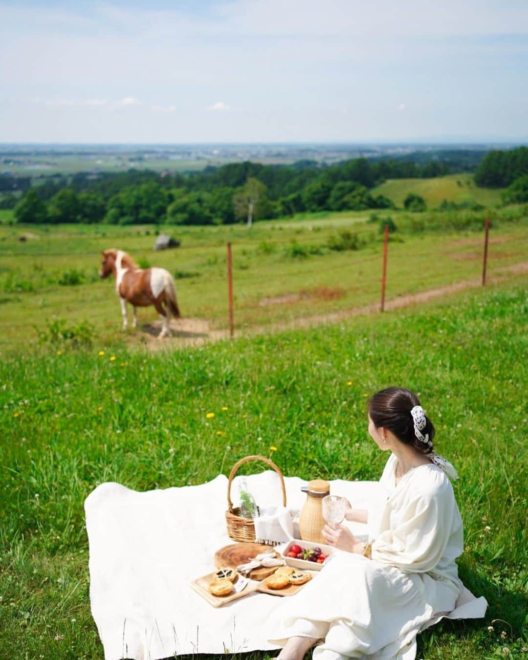 sayoko_betseyさんのインスタグラム写真 - (sayoko_betseyInstagram)「farm picnic🧺🐴 ⁡ 近くで美味しいパイを買って、見晴らしの良い場所でピクニック ⁡ 馬とか羊もなんだなんだと見に来るけど、 餌はないと分かると、またふらりと広い牧場の彼方へ行ってしまった ⁡ ⁡ @ma0na2mi ちゃんが子供の頃遊びに来ていた思い出の牧場らしい🐴 こんな絶景が広がってて、動物ものびのび暮らしてて、人も少ないからのんびり 北海道生活の魅力は尽きない ⁡ #farmpicnic #picnic #hokkaido #naganuma #北海道 #長沼 #ハイジ牧場 #初恋 #初恋ロケ地 #ピクニック #牧場 #牧場ピクニック #週末野心 #北海道に恋してる」6月18日 17時07分 - sayoko_betsey