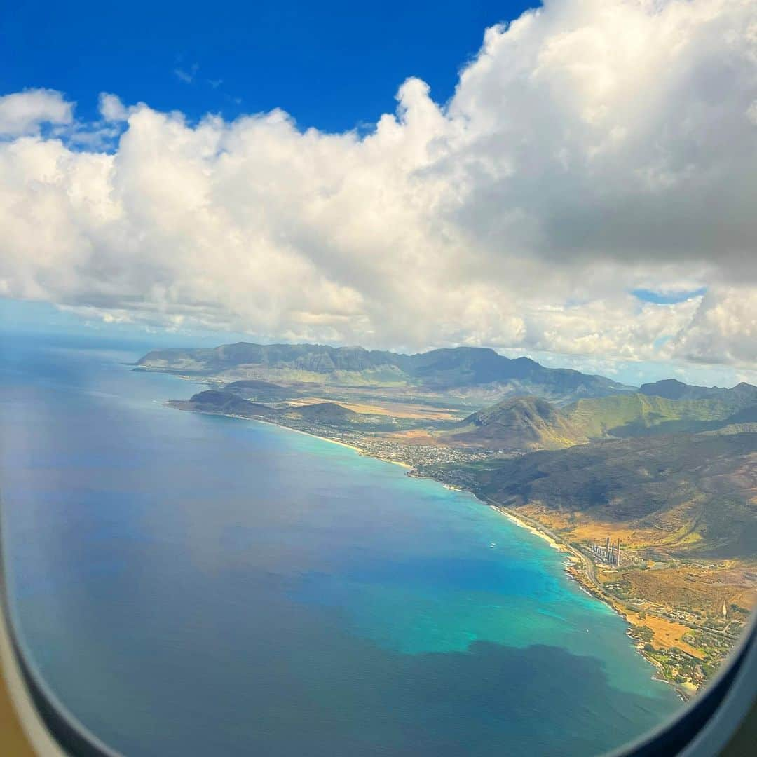 マキ・コニクソンさんのインスタグラム写真 - (マキ・コニクソンInstagram)「Aloha from Hawaii !!  今回は東回りではなく西からのアプローチ🛬 機内でずーっと寝てて機長のアナウンスで 目が覚めました。快適な空の旅だったぁ！ LAはめちゃくちゃご近所です！  着陸態勢になって窓のシェードを開ける 指示がCAさんからありました！ 開けたらこの光景！ 海の色🩵が本当に綺麗！✨✨  知っていました？ 何故、離着陸時にCAさんが シェードを開けて下さいと言うか？ ↓ 答えは、非常時に外が見えるようにです。 また、緊急避難時にクルーがどちら側の出口 から避難するかの判断ができるように、 と言う理由だそうです！なるほど🤔 安全運行のための指示なんですねー！☝🏼 全てに関して意味があるんです！  さて、 ママはたくさんお仕事して来たから 暫くはハワイでB&Kとゆっくりしまぁす！🐾  休む時は思いっきり休まないとね！ やっぱり、 “Work Hard, Play HARDER”  今日も口角上げて、 アロハッピーな1日を過ごそうね！😄🤙🏼 元気に行ってらっしゃ〜い！👋🏼  #エアハワイ🌺  #ハワイのおすそ分け🤙🏼  #ただいまハワイ #やっぱりハワイ #ハワイ最高 #休む時は休まないと #Work Hard, Play HARDER」6月18日 8時12分 - makikonikson