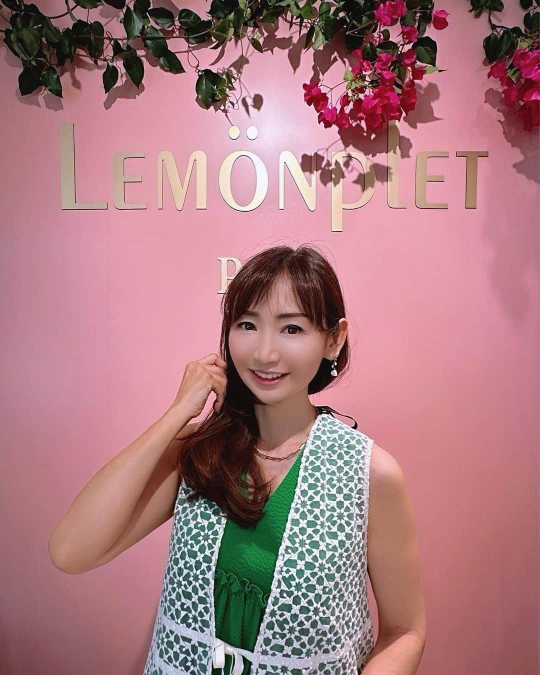 長谷川夕希子さんのインスタグラム写真 - (長谷川夕希子Instagram)「「Lemönplet（レモンプレット）」 RESORT COLLECTION  へ行って来ましたよ♪😊  テーマは、モロッコ🇲🇦の 🌵Marrakesh 🌵　  アフリカ🌍 マラケシュへトリップしたような空間に リゾート🏝️や街中で今から着たい可愛くて洗練されたお洋服がいっぱい🥰  私はグリーン💚のワンピースと素敵なホワイト🤍のロングジレをコーデしてみたよ💕  透かしデザインで 下の生地の色を見せられるから　 ワンピに重ねるとおしゃれ度が一層割り増しされる💞  スワイプして着動画や 女心をくすぐる魅力的なコレクション動画是非見てみてね❣️  パリ発信のファッションブランド「Lemönplet（レモンプレット）」 さんは、 ファッションデザイナーChoyo Jooが彼女の名を冠したラグジュアリーブランド「Choyo」の後に2017年に発表したブランド✨  最高品質の自社開発されためっちゃかわいいエコファーのアウターからデイリーユースのアパレルまで揃いますよ✨😊 キッズもあるから、親子コーデもかなうよね🥰  Lemönplet　表参道 (レモンプレット)  東京都港区北青山3-13-12Les Sta北青山 1 F @lemonplet.official 📞03-6427-2270  #Lemonplet #レモンプレット #展示会 #新作コレクション  #アラフォーコーデ  #アラフォーファッション  #アラサーコーデ  #アラサーファッション  #アラフィフコーデ  #アラフィフファッション #美魔女 #大人女子コーデ  #大人女子ファッション  #大人女子の休日  #夏ワンピース  #夏ワンピ  #ワンピースコーデ  #ワンピ」6月18日 8時20分 - yukikogabby