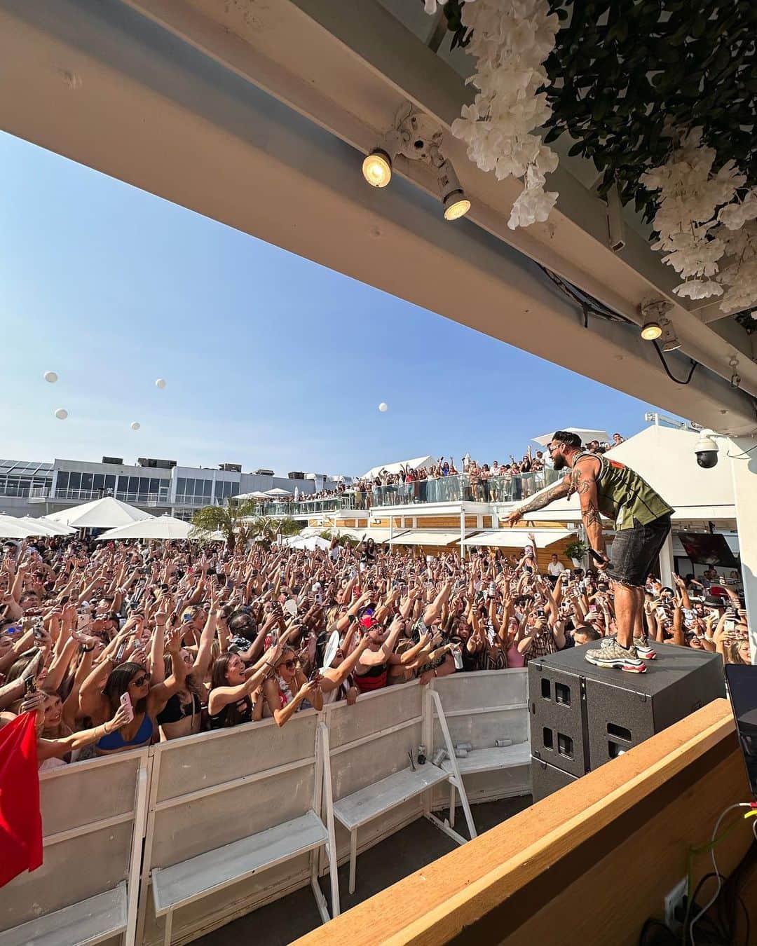Pauly Dのインスタグラム：「God Bless Me It’s Summa! @cabanapoolbar 🇨🇦😎☀️  📸 @kook」
