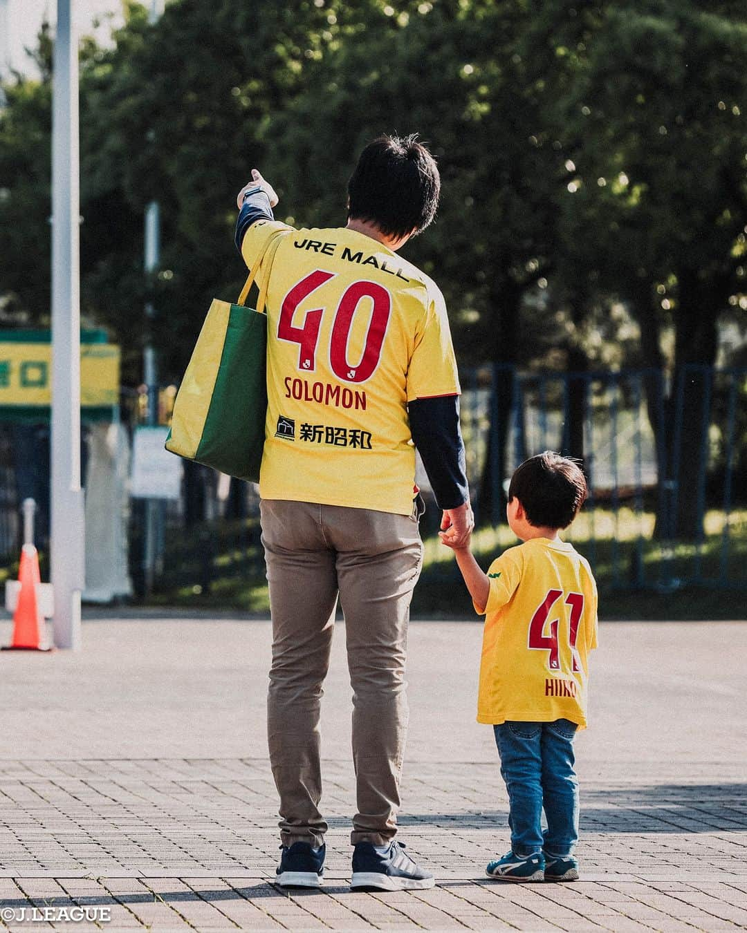 Ｊリーグさんのインスタグラム写真 - (ＪリーグInstagram)「本日6月18日は #父の日 🧑🏟  スタジアムに来てくださった方々をご紹介する サポーターズコレクション、通称『サポコレ』🫶  "父の日"にちなんでスタジアムに観戦しに来てくれたファミリーをピックアップ📸  #柏レイソル #reysol #ブラウブリッツ秋田 #blaublitz #FC東京 #fctokyo #サンフレッチェ広島 #sanfrecce #川崎フロンターレ #frontale #アルビレックス新潟 #albirex #横浜Fマリノス #fmarinos #ジェフユナイテッド千葉 #jefunited #ヴィッセル神戸 #visselKOBE #アビスパ福岡 #avispa  #Jリーグ #jleague #サッカー #soccer #football #J30」6月18日 9時00分 - jleaguejp