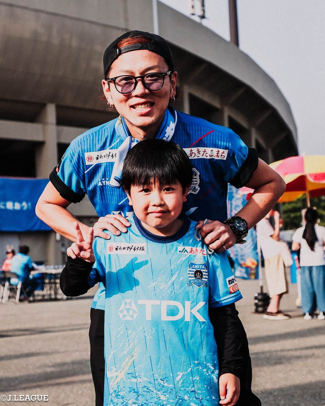 Ｊリーグさんのインスタグラム写真 - (ＪリーグInstagram)「本日6月18日は #父の日 🧑🏟  スタジアムに来てくださった方々をご紹介する サポーターズコレクション、通称『サポコレ』🫶  "父の日"にちなんでスタジアムに観戦しに来てくれたファミリーをピックアップ📸  #柏レイソル #reysol #ブラウブリッツ秋田 #blaublitz #FC東京 #fctokyo #サンフレッチェ広島 #sanfrecce #川崎フロンターレ #frontale #アルビレックス新潟 #albirex #横浜Fマリノス #fmarinos #ジェフユナイテッド千葉 #jefunited #ヴィッセル神戸 #visselKOBE #アビスパ福岡 #avispa  #Jリーグ #jleague #サッカー #soccer #football #J30」6月18日 9時00分 - jleaguejp