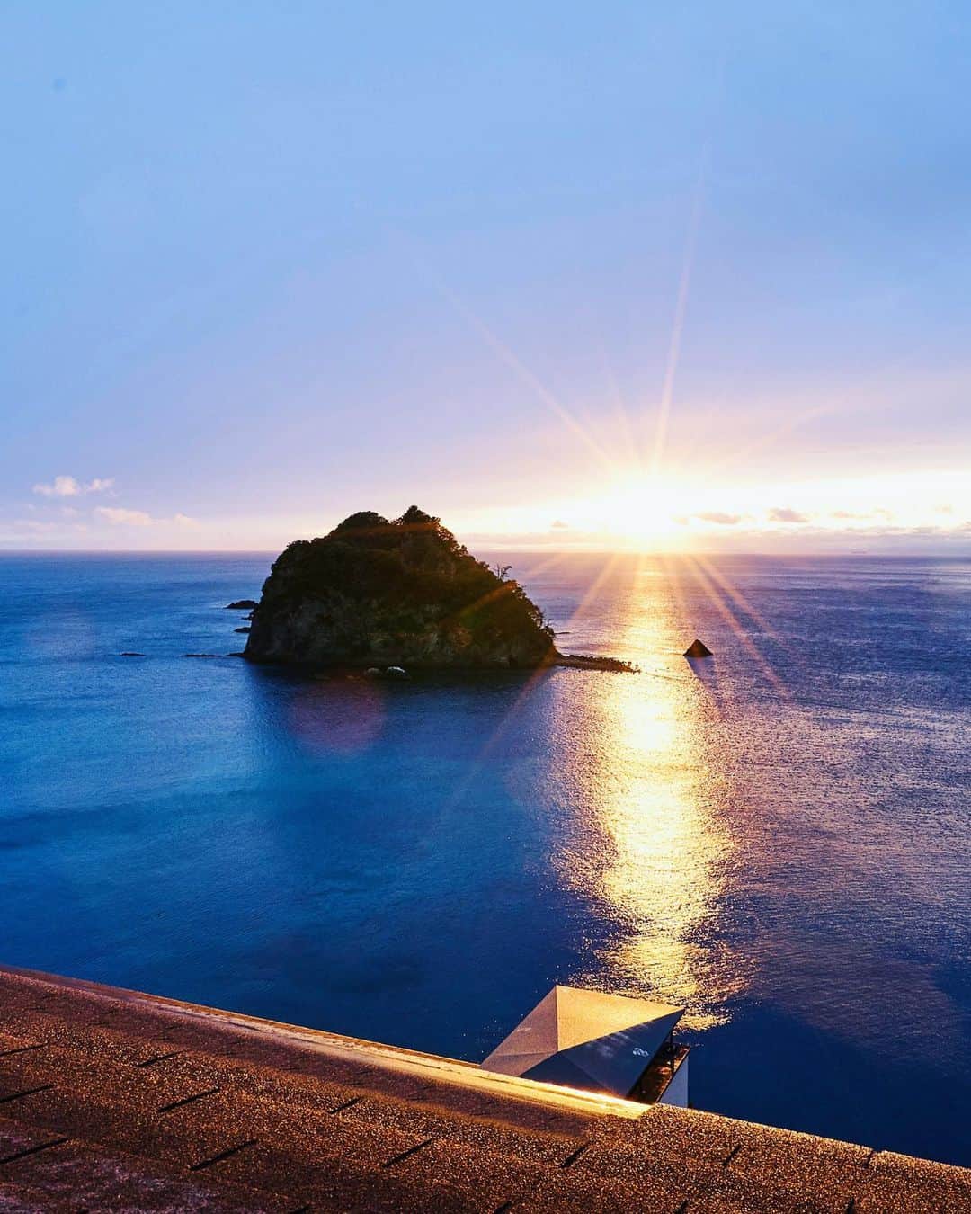 JAPAN TRIP 大人旅〜厳選の宿〜のインスタグラム：「．@ilazzurri_hotel イタリアのカプリ島を彷彿とさせる鮮やかな海と紺碧の水平線に滲む茜色の夕陽が美しい全客室露天風呂付のリゾートホテル。  全室オーシャンビューの西伊豆のリゾートで天然温泉と美味しいイタリアン。ワインやビールもフリーフロー。都会から逃避し、旅で開放。  ひろがる紺碧の海と空。目の前にある美しい景色と大切な人との時間を大切に。  ＝DATA＝＝＝＝＝＝＝＝＝＝＝＝＝＝＝＝＝ 📍IL AZZURRI @ilazzurri_hotel  ■ 静岡県賀茂郡西伊豆町仁科2145 ■ 46室 ■ IN 15:00～／OUT 11:00  ■ 2名：50,200円～（夕朝食付） ※参考料金です。施設に直接確認ください。 ＝＝＝＝＝＝＝＝＝＝＝＝＝＝＝＝＝＝＝＝＝  🔸温泉 🔸露天風呂 🔸源泉掛け流し 🔸大浴場 🔸サウナ 🔸子供可 🔸ペット不可  ︎✈︎−−−−−−−−−−−−−−−−−−−−−−−−−−−−−−✈︎ 　気になった方は保存しておくと便利です👍  　泊まったことある方は、感想＆体験談等、 　コメント欄に書いて頂けると嬉しいです🙇‍♂️ ✈︎−−−−−−−−−−−−−−−−−−−−−−−−−−−−−−✈︎  #西伊豆 #露天風呂 #露天風呂付き客室 #温泉旅行 #オーシャンビュー」