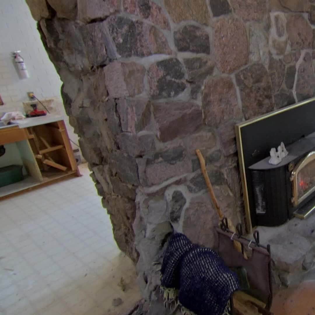 HGTVのインスタグラム：「This renovation is going to be a clean sweep! 🧹  #VacationHouseRules is #OnHGTV...tonight at 9|8c with @debra_salmoni & @scott_mcgillivray」