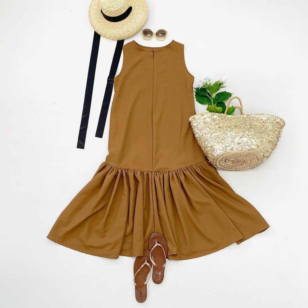Couleureのインスタグラム：「夏のワンピースが 気になる季節👗🏝️ ドライタッチイージーケア50%OFF 幾何学ツイルクリームスカートキットなど 再受け中です✨  #handmadeclothes #sewingpattern#置き画#patterns#instasewing#handmadewardrobe #memade #handmadewardrobe #sewcialists #indiesewingpatterns #pdf pattern#クルールパターンファブリック #pdf sewing pattern」