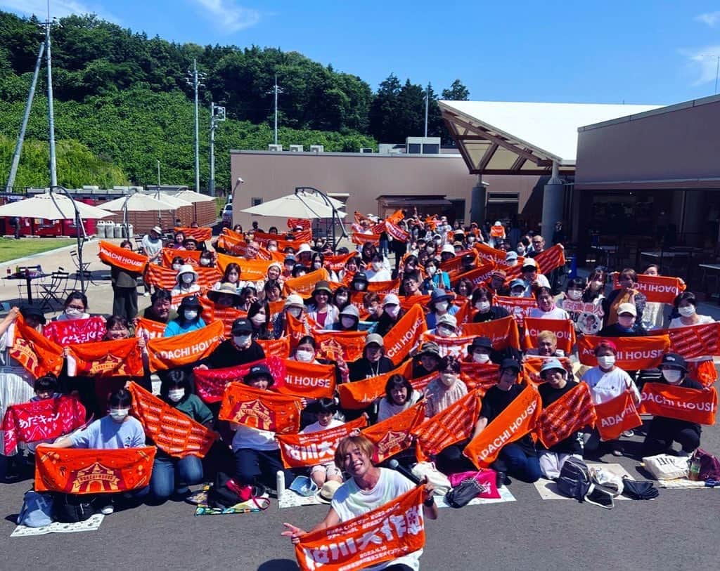 安達勇人さんのインスタグラム写真 - (安達勇人Instagram)「道の駅笠間LIVE沢山のご来場本当にありがとうございました😊‼️‼️ 日々LIVEを重ねるたびに増えていくADACHI HOUSEファミリー✨ 特別なプロモーションも何もしてない。 ただ毎回老若男女問わず子供達からおじいちゃんおばあちゃんまでが、どこよりも楽しそうに音楽にカラダを任せて、そこにとてつもない一体感がどこでも生まれる。 そしてその空気感が会場全体を巻き込んでいく✨ なんか本当に出会ってくれて、そしていつもありがとう。 まだまだこの旅は続く！ 2023年みんなでいけるとこまでいってみよう👍🔥  今日も一日お疲れ様でした☺️🌅  #道の駅かさま  #いばらき大使  #安達勇人  #笠間」6月18日 8時53分 - yuto_adachi_official