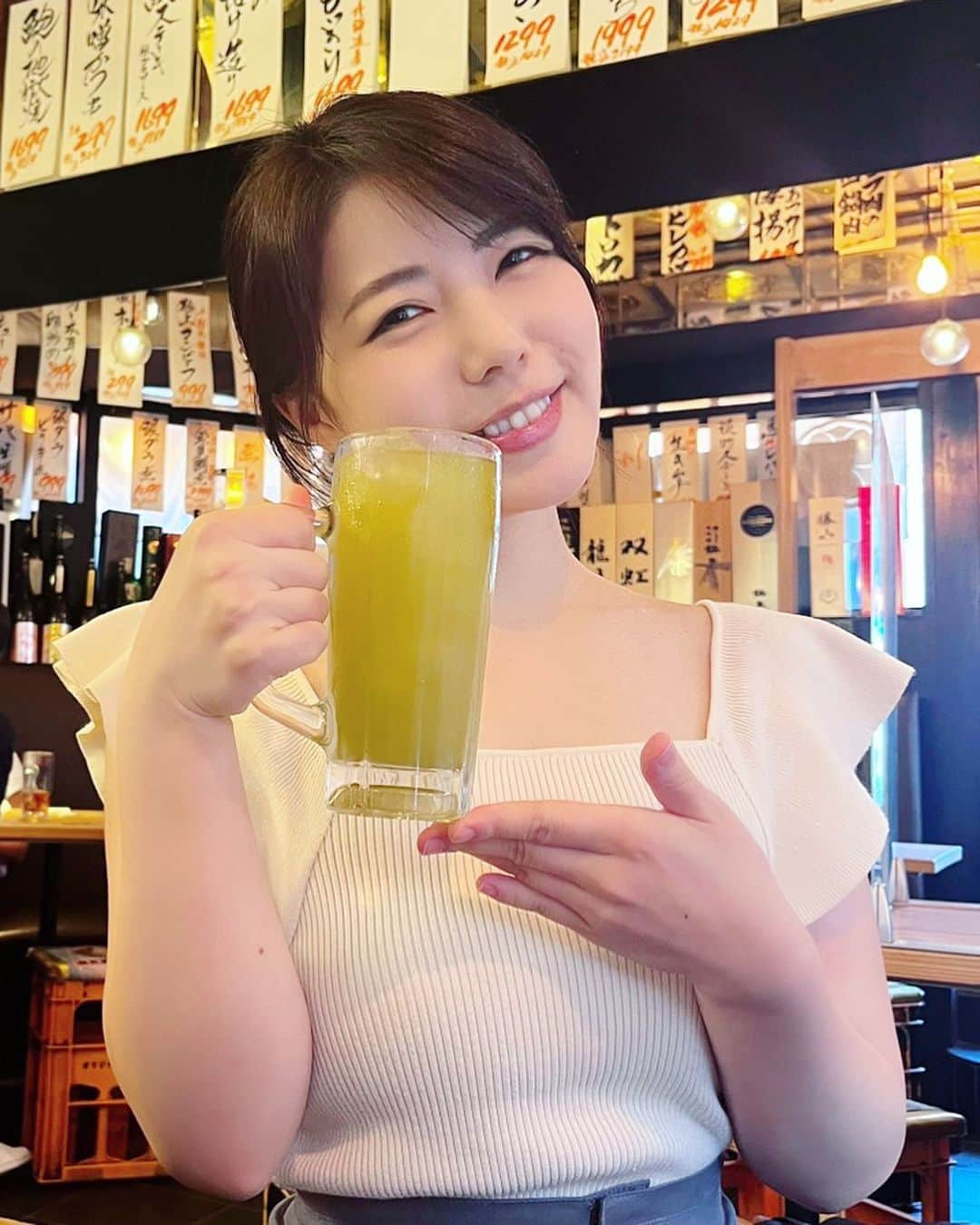 永岡怜子のインスタグラム：「昼呑みは緑茶ハイ率高め🍵  かなり長い時間お酒を呑む時は緑茶ハイにしがちです。  これは去年のとある夏の日の様子なのですが 昼呑み部の活動中で既にご機嫌な永岡怜子さん。  イタリアンでビールとカルパッチョからの 居酒屋さんに移動し緑茶ハイに胡麻鯖…あれカンパチ？ 酔っていても魚好きだなぁ私🐟  そして、あれあれ、その後の記憶が……笑 この日はかなり呑んだ気がします💡 帰りのタクシーがすごく豪華だったのは覚えてる。。。  しばらくは鍼をがんばるぞモードなので この時のような豪快な昼呑みやはしご酒はおあずけ。 お酒は息抜き、嗜む程度に楽しみたいと思います✨ ああ、なんという真人間。健康になってしまう✨✨  .  このマーキュリーデュオさんのトップスと ココディールさんのスカート、 お気に入りで何年も着ております。  お気に入りのお洋服は毛玉の恐怖に怯えながら シミやほつれなども直しつつ大切に何年も着ちゃう。  Instagramでもよく同じお洋服を着ていたりするので 投稿を遡って探してみてくださいね✨  ちなみにこのトップスはつい先日もアップしています。  どーれだ☺️  （お酒よりサイゼリヤの間違い探しの爪の垢を 煎じて飲んだがいいレベルの難易度帯）  .  #2枚目の合成っぽさが異常 #酒乱のグルメ #たのしい隠居生活 #私がインスタグラマーになれない理由 #永岡怜子  #飲酒タグラム #酒スタグラム #昼呑み部 #昼呑み #昼飲み #昼飲み女子 #酔っ払い #酔っ払い女子 #ビール女子 #ビール部 #beerlovers #beerstagram」