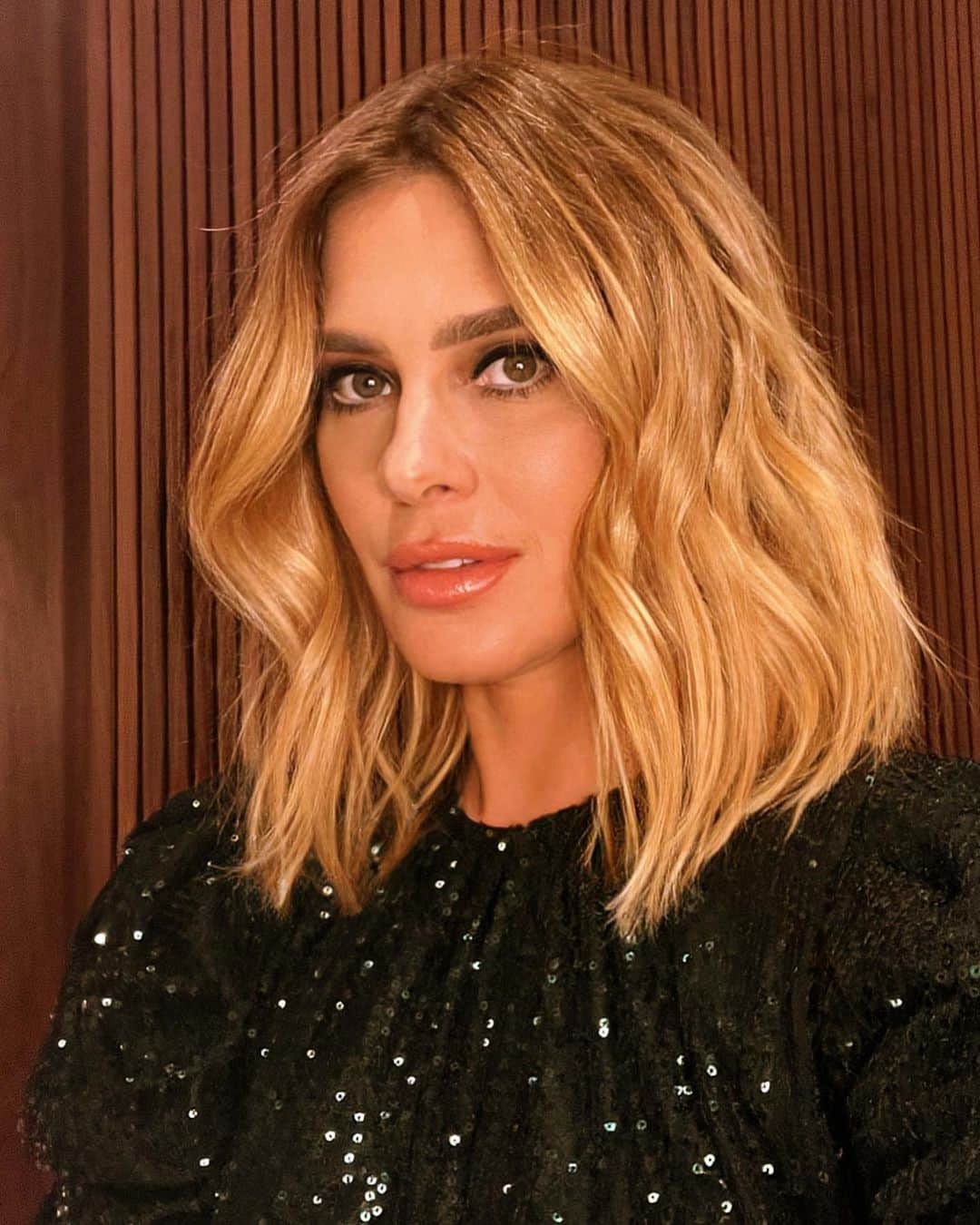 カロライナディークマンのインスタグラム：「#vouali  @lucasvieirabr na make @carolbassibrand no dress @gucci nos pés」