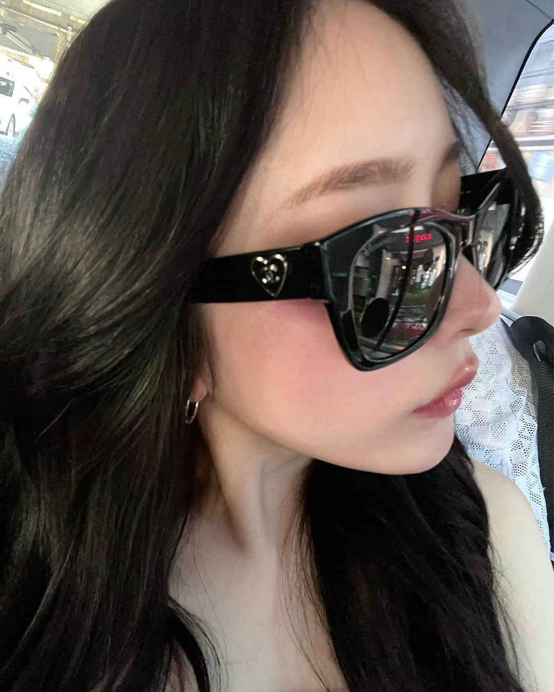のインスタグラム：「😎」