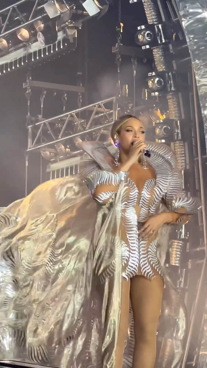 Iris Van Herpeのインスタグラム：「Blown away by @Beyonce in her custom Heliosphere gown ~ opening today’s concert of her Renaissance World Tour #hautecouture  Special thanks to @Shionat  #irisvanherpen #beyonce #renaissanceworldtour」