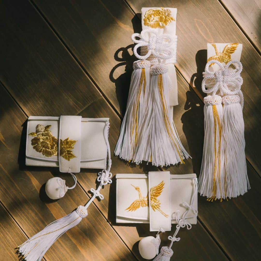 和婚スタイルさんのインスタグラム写真 - (和婚スタイルInstagram)「✤白無垢コーディネート✤ 白無垢だからこそより楽しめるコーデ  . 半襟・伊達襟 色掛下・花嫁小物  幅広い小物ラインナップをご用意しております🤗  . 【日本の美しい結婚式を紡ぐ】 @wakonstyle  −−−−−−−−−−−−−−− #和婚スタイル  #和婚スタイル花嫁 #神社  #神前式 #仏前式 #祝言 #花嫁小物 #半襟 #伊達襟 #色掛下 #白無垢コーデ #2023夏婚  #2023秋婚 #2023冬婚  #花嫁  #ウェディング #結婚式  #和装 #着物  #白無垢  #結婚式コーデ  #和装婚  #前撮り  #和装前撮り #神社挙式 #白無垢 #色打掛 #引振袖」6月18日 9時10分 - wakonstyle