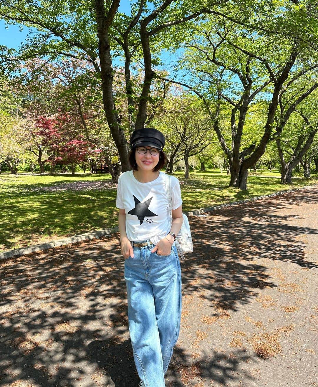 藤井美加子のインスタグラム：「🤝父の日💚  近くにいる方も 離れている方も ずっとずっと遠くにいる方も 今日はみんなのおとうさんの日。  皆さま良い日曜日を お過ごしください🌿🫧  #お父さんの撮ったわたし #北海道旅行の時の写真 #私のおとうさん #ありがとう」