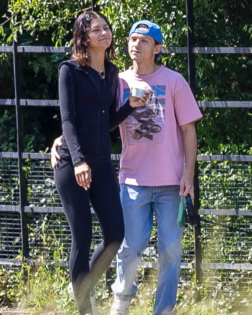 Just Jaredさんのインスタグラム写真 - (Just JaredInstagram)「Zendaya and Tom Holland were spotted enjoying some ice cream together during a walk in the park in London! #Zendaya #TomHolland Photos: Splash」6月18日 9時12分 - justjared