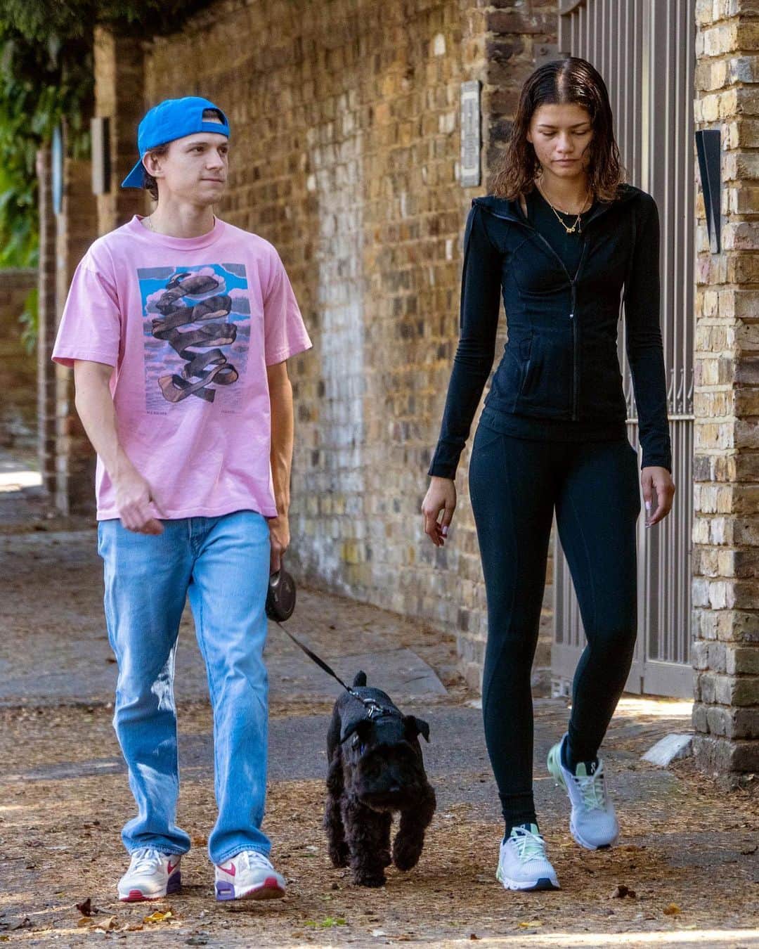 Just Jaredさんのインスタグラム写真 - (Just JaredInstagram)「Zendaya and Tom Holland were spotted enjoying some ice cream together during a walk in the park in London! #Zendaya #TomHolland Photos: Splash」6月18日 9時12分 - justjared