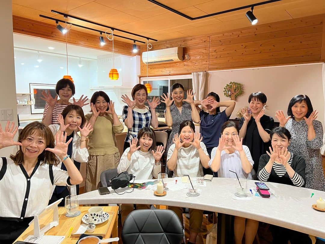間々田佳子のインスタグラム：「先日大分県竹田市にて 間々田式顔の筋トレ コアフェイストレーニング講座を 企画いただきました〜！  竹田市は 阿蘇くじゅうの大自然の中にありながら 歴史や文化に触れられる城下町。 アーティストさんもたくさんいらっしゃいます。  ご参加いただきました皆様 ありがとうございました！  自分の顔の使い方が明確になっていくと、  なぜシワが入るのか？ なぜたるみになる？ なぜ動きづらい？  などが分かってきます。  ぜひ継続して 練習してみてください。  そのうち顔の中の 筋肉の存在が分かってきますよ〜。  @toko1040  としこさん 場所を提供いただきありがとうございました。素敵なカフェ🍰また行きます〜。  @piece.du.lapin  企画を実施するまで サポートいただきありがとうございました！」
