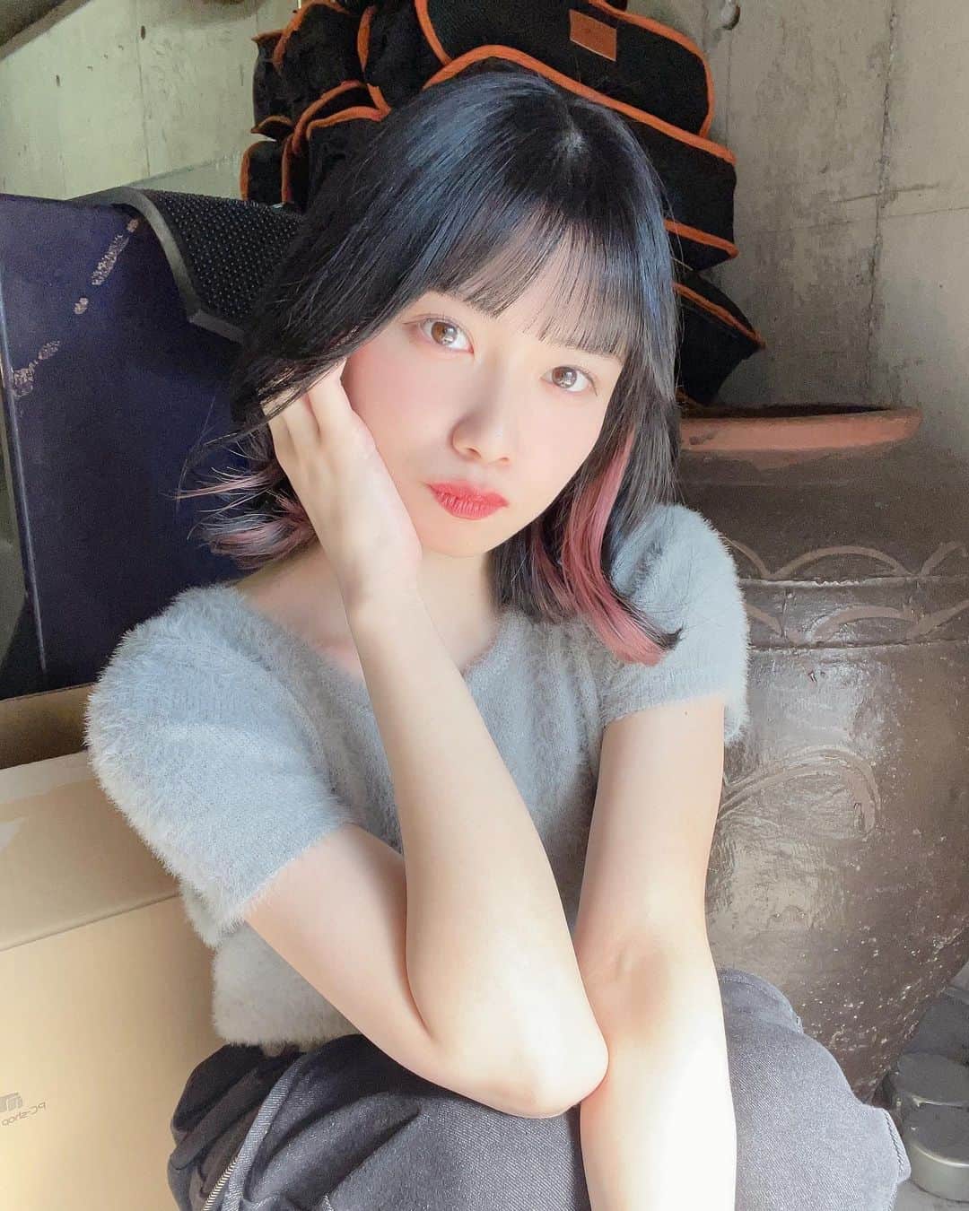 高萩千夏のインスタグラム：「撮影前にメンテナンス❤︎  黒髪ロングになりたいけど まだまだ時間かかりそう…😵‍💫」