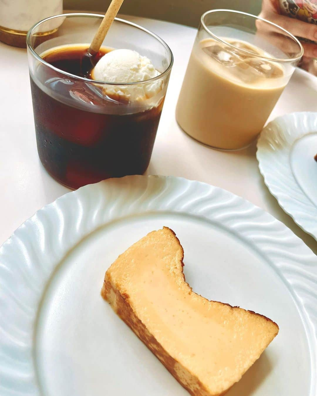 大庭彩歌のインスタグラム：「@hoc_cheesecake   ゆまちゃん とカフェはしごした🩵  グルテンフリーで 食感もトロトロで 美味しかった！  お店も可愛くて素敵な場所でした！  まさかの ゆまちゃんと靴がお揃いで 2人でびっくり！笑 靴ってたっっくさんあるのに すごくない？！  〜・〜・〜・〜・〜・〜・〜・〜・〜・ 私のお店はこちらです💁‍♀️ ぜひお越しください♥️ 「O-Bar」 福岡県福岡市中央区西中洲3-19 ベイヒルコート201 不定期に営業していますので 詳細はインスタ、Twitterをチェックしてください！ (@o_bar20230304 )  #福岡グルメ #福岡カフェ #福岡ランチ #福岡居酒屋 #カフェ #福岡 #天神グルメ　#天神カフェ #中洲グルメ　#中洲カフェ #cafe#スイーツ #グルメ #博多グルメ #博多カフェ #インスタグルメ #博多ご飯　#インスタ映え」