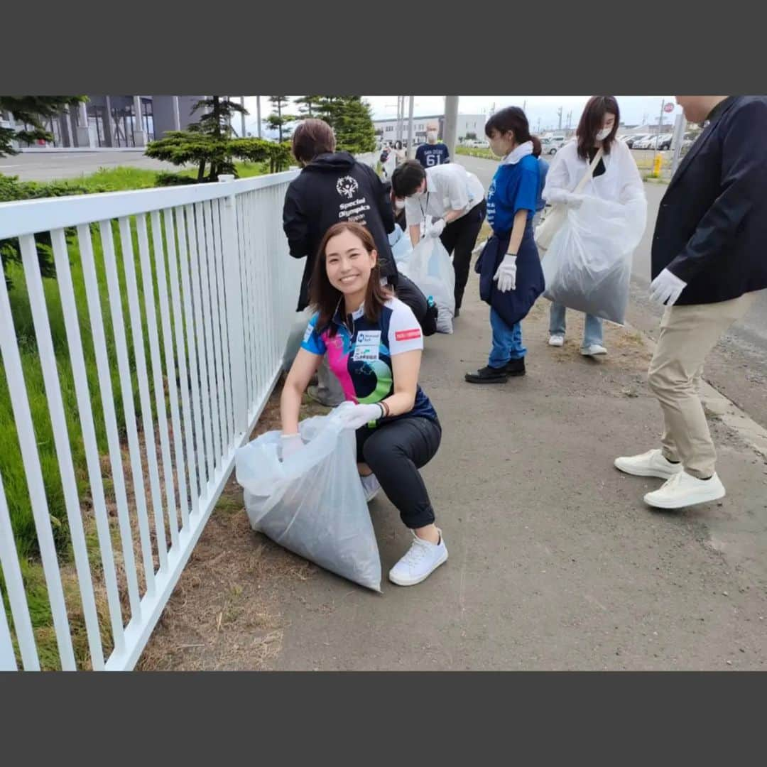 近江谷杏菜のインスタグラム：「スペシャルオリンピックス日本・北海道✕レバンガ北海道  SON北海道・どさんこサポーターとして地域をきれいにする活動に参加してきました！ 今回は日本郵便さんご協力のもと、北海道で一番大きな郵便局「道央札幌郵便局」の周辺をぐるり🌿  こういった活動を通して、スペシャルオリンピックスへの認知度や理解度を高めていけたら嬉しいなと思いました😌 参加された仲間からご要望いただいた、カーリングとのコラボもぜひ実現したい！！  レバードも暑い中お疲れさまでした💓💓  #スペシャルオリンピックス #specialolympics #レバンガ北海道 #レバード #郵便局」