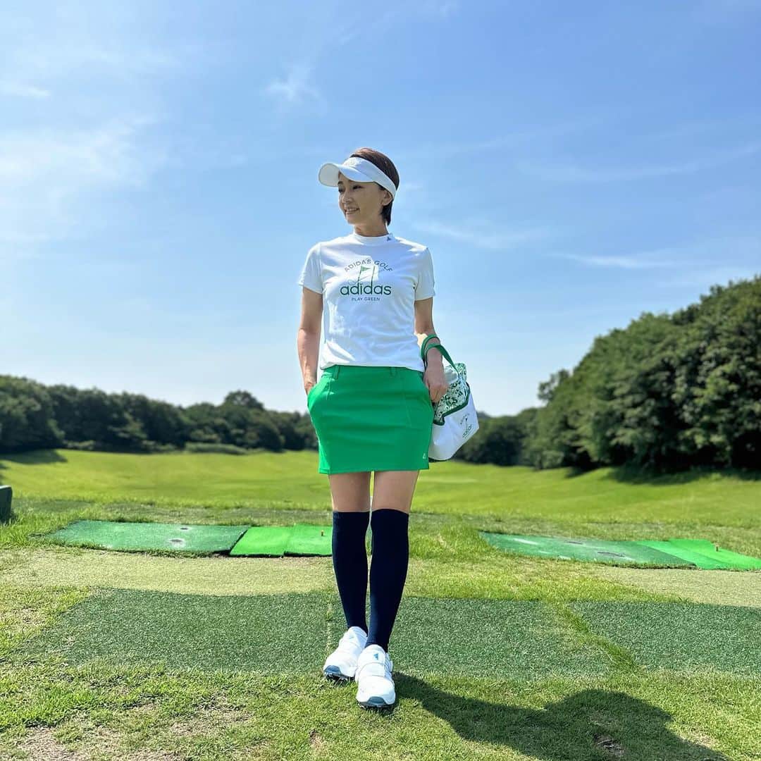 大堀貴子のインスタグラム：「グリーンソックスに勇気の出ない日は、、🤣 ネイビーハイソックスで安心感🥰  @adidasgolf @adidastokyo #アディダスゴルフ #giftededbyadidas」