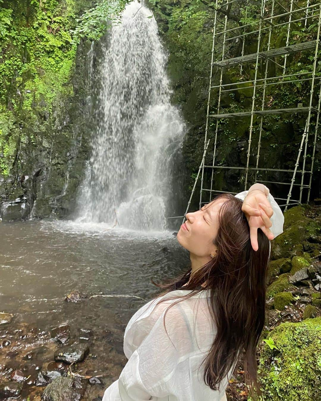 岸田麻佑さんのインスタグラム写真 - (岸田麻佑Instagram)「♡ 滝みてたら この後大雨になって びしょ濡れでしたw . #大分 #ooita #玖珠 #天狗の滝 #桂茶屋  #大分観光 #大分旅行  #九州観光 #九州旅行  #滝 #マイナスイオン #マイナスイオンたっぷり  #願いの叶う天狗の滝」6月18日 9時45分 - mayu_kishimayu