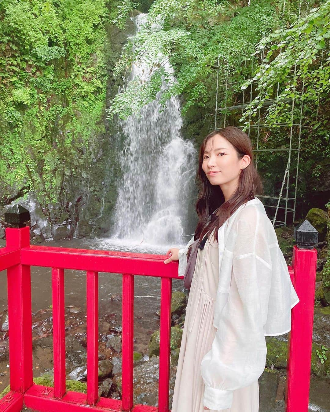 岸田麻佑さんのインスタグラム写真 - (岸田麻佑Instagram)「♡ 滝みてたら この後大雨になって びしょ濡れでしたw . #大分 #ooita #玖珠 #天狗の滝 #桂茶屋  #大分観光 #大分旅行  #九州観光 #九州旅行  #滝 #マイナスイオン #マイナスイオンたっぷり  #願いの叶う天狗の滝」6月18日 9時45分 - mayu_kishimayu