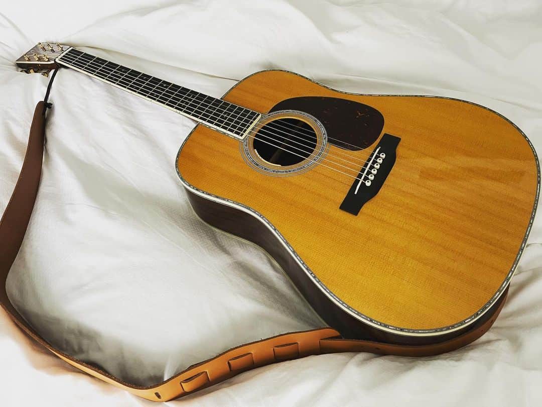 浅田信一のインスタグラム：「本日4年振りの札幌ライブ。  ムジカホールカフェにて。 セットリスト違いの昼夜2公演。  当日券あります。  雨男ジャーニーは今のところ一度も雨が降らず今日も良い天気。ギターもぼくもコンディション万全。待ってるよ。」